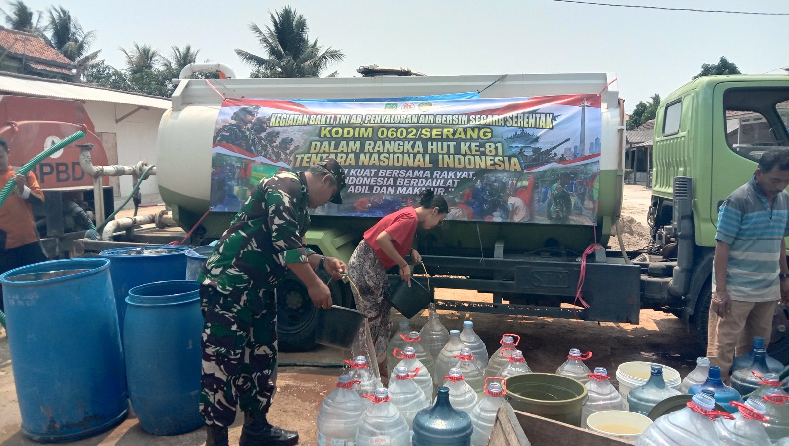 Kodim 0602/Serang Koramil 0602-02/Kasemen Salurkan Air Bersih Untuk Warga Kasunyatan