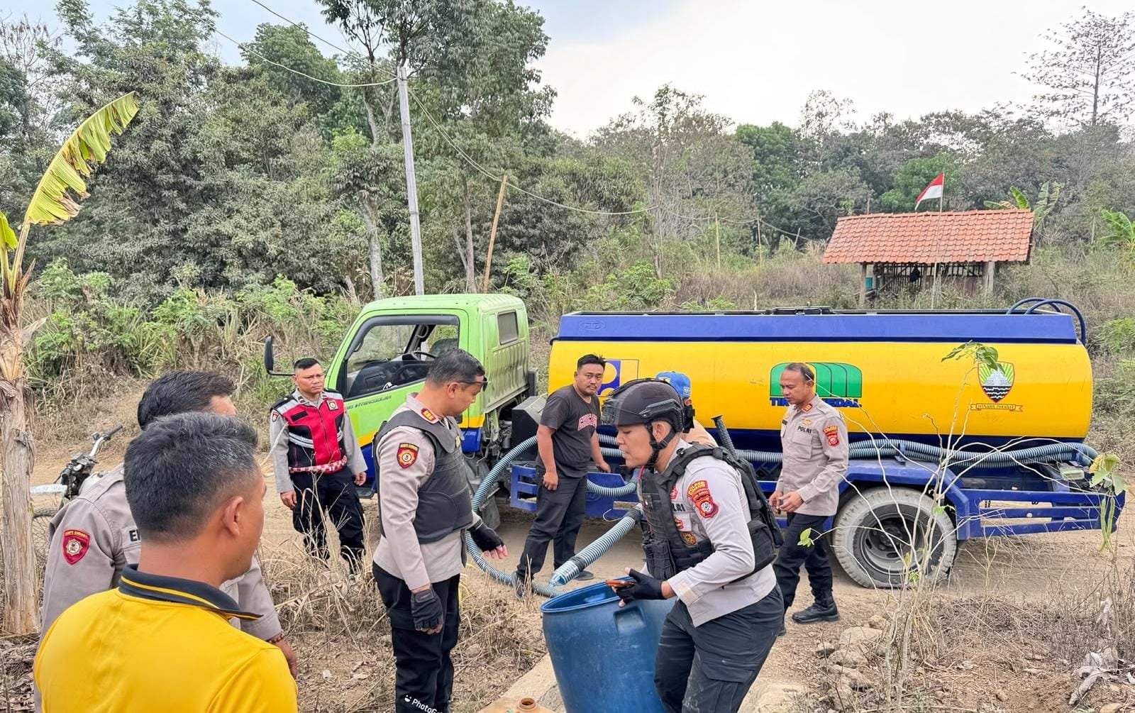 Polres Sumedang Distribusikan Air Bersih bagi Masyarakat di Cimalaka