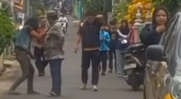 Seorang ODGJ Yang Ngamuk Bawa Samurai Berhasil Dilumpuhkan