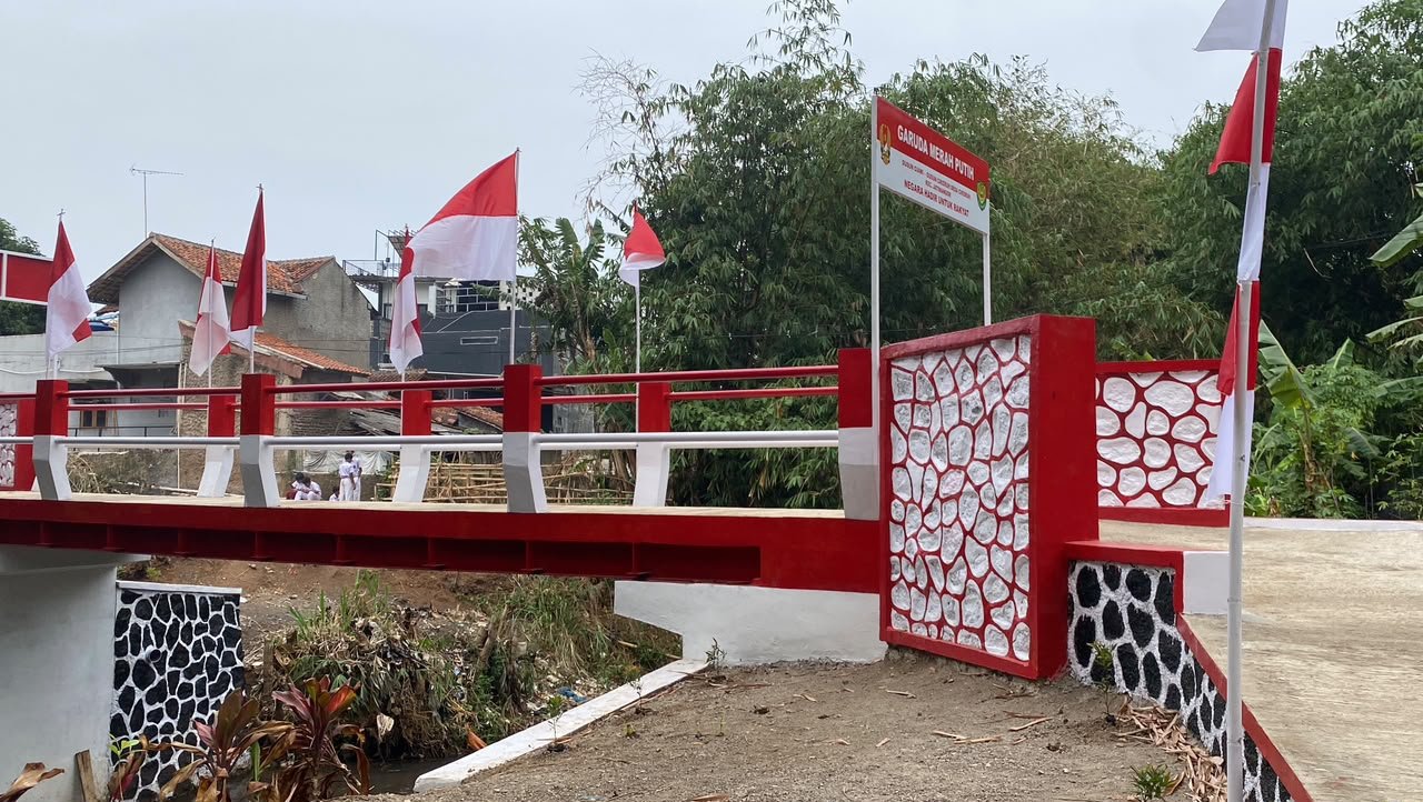 Tiga Pilar Desa Cikeruh Monitoring Jembatan Garuda Merah Putih, Perkuat Akses Penghubung Antarwilayah